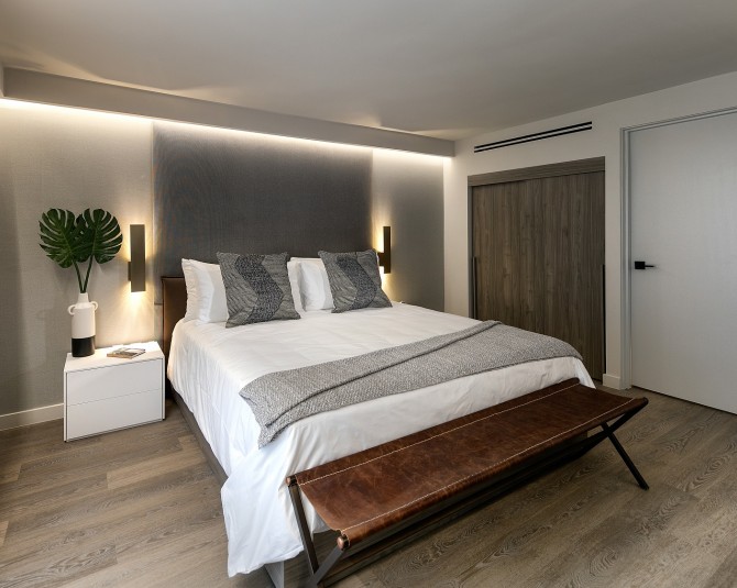hotel room with king bed picture 3