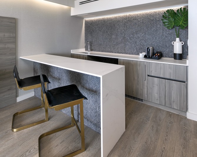 wet bar area with 2 bar stools picture 3