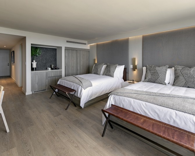 2 queen beds with in-room desk  picture 1