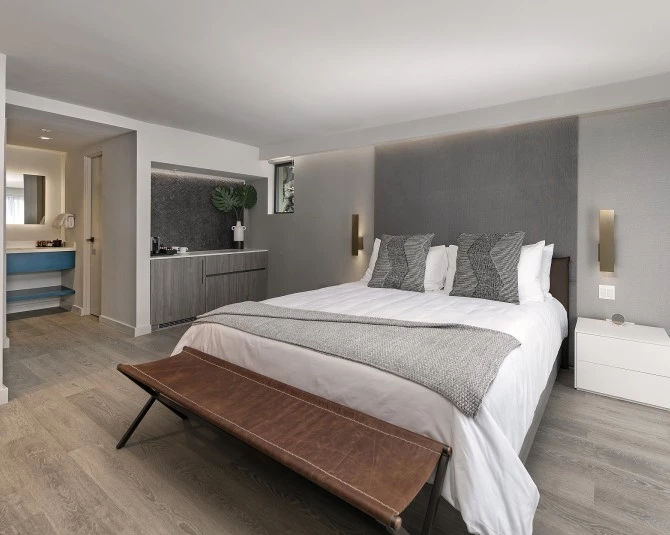 hotel room with king bed and adjacent bathroom picture 0