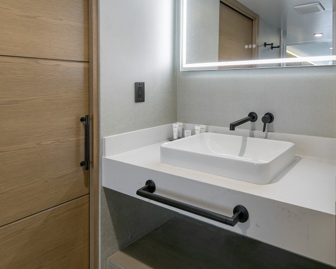 shores oceanfront 2 queen bathroom picture 3