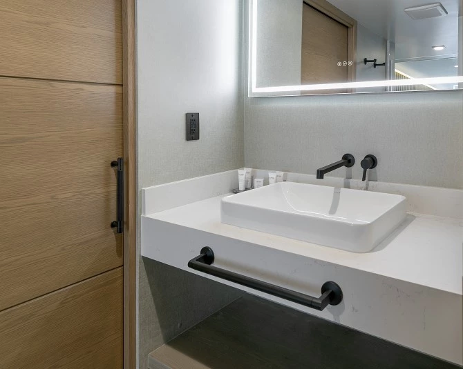 shores oceanfront 2 queen bathroom picture 3