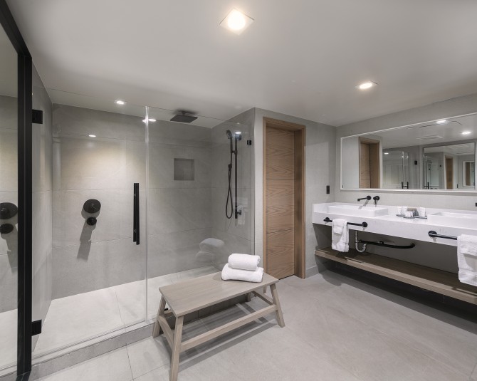 shores vip corner suite bathroom picture 2