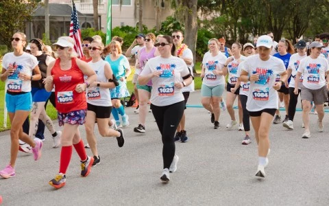 a group of people running in a race