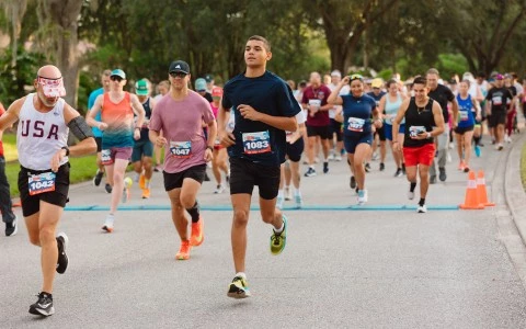 a group of people running in a race