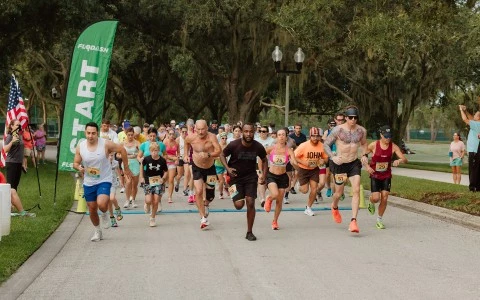 a group of people running in a race