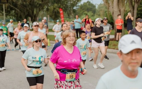 a group of people running in a race