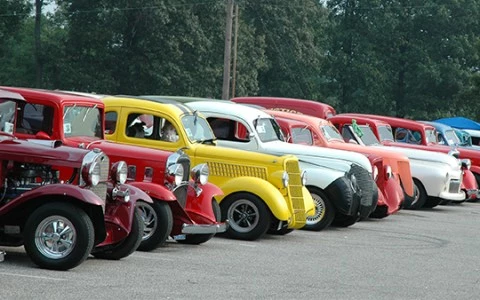 a row of cars parked in a parking lot