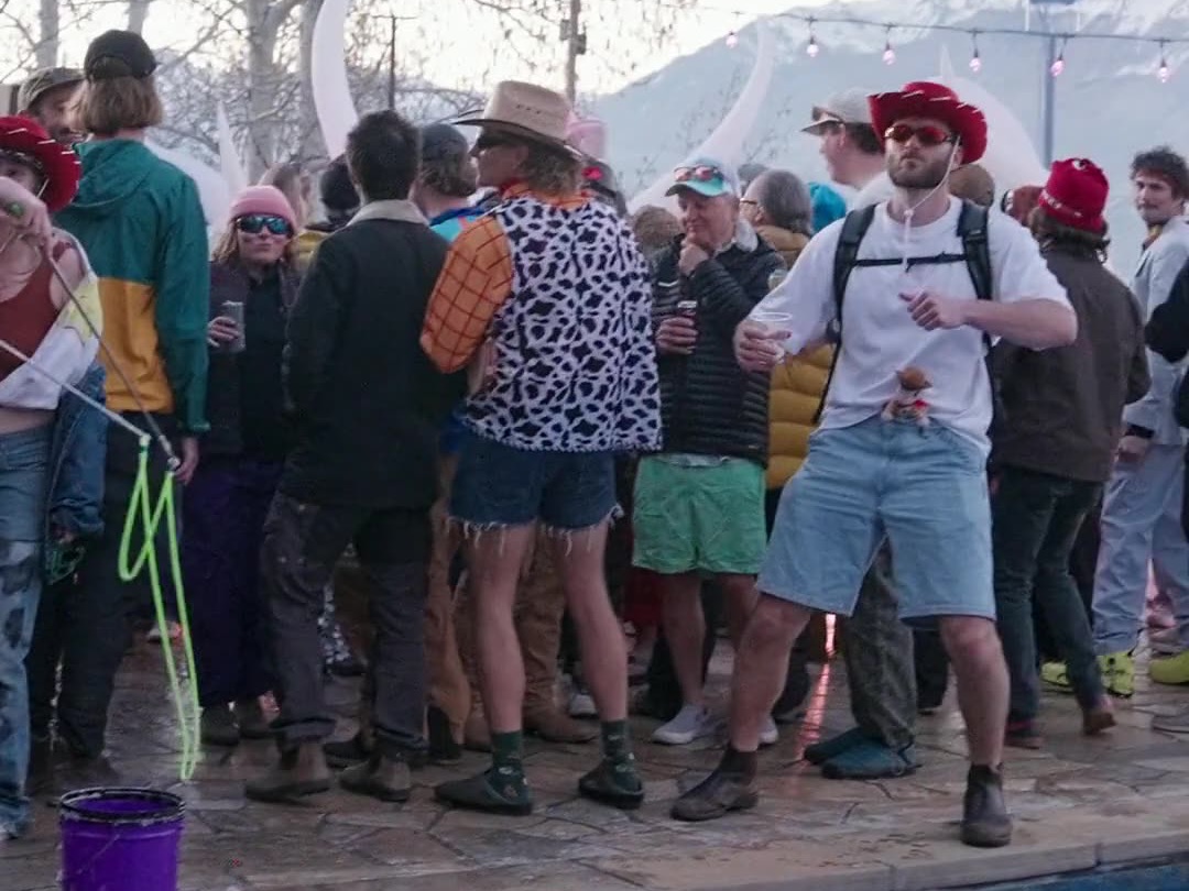 apres deck crowd