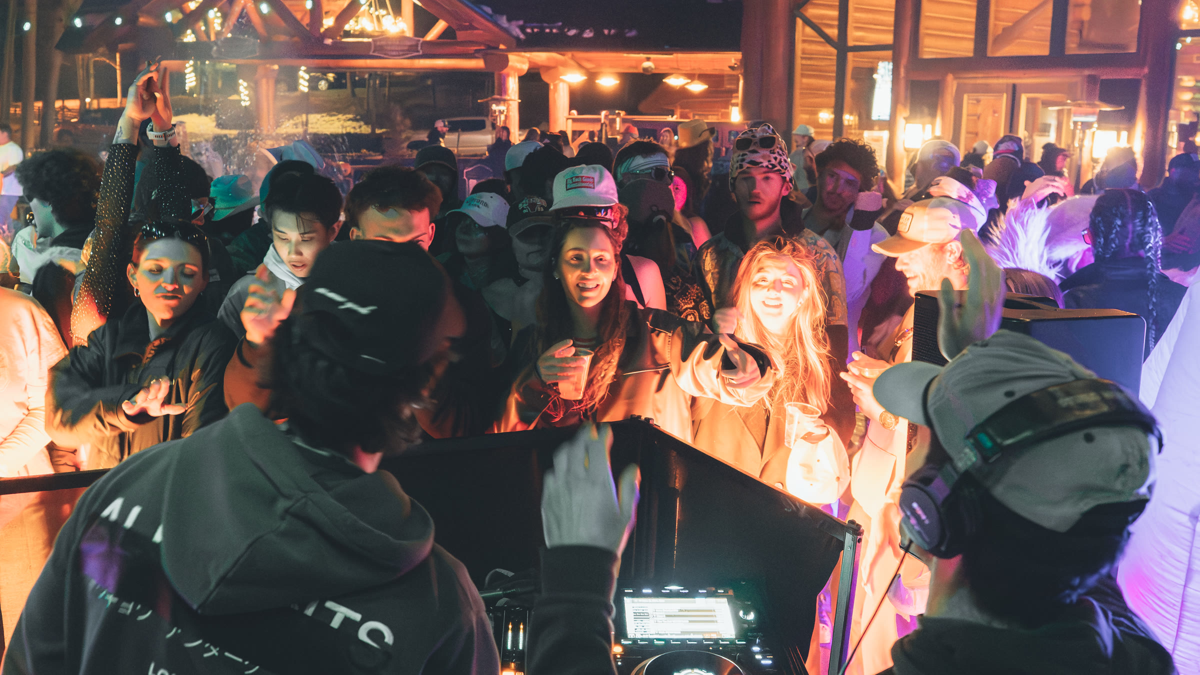 Packed night crowd at Après at 9,545