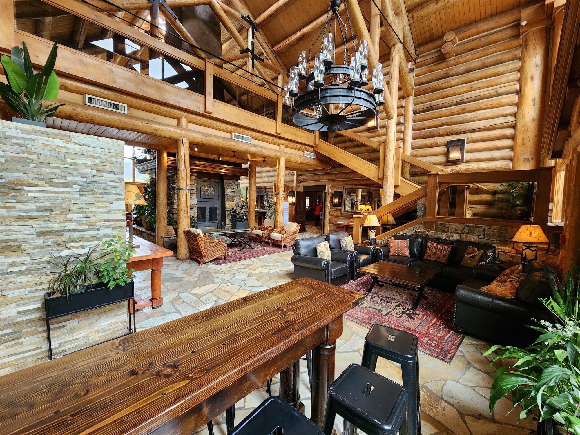 Lounge and dining room at Mountain Lodge Telluride