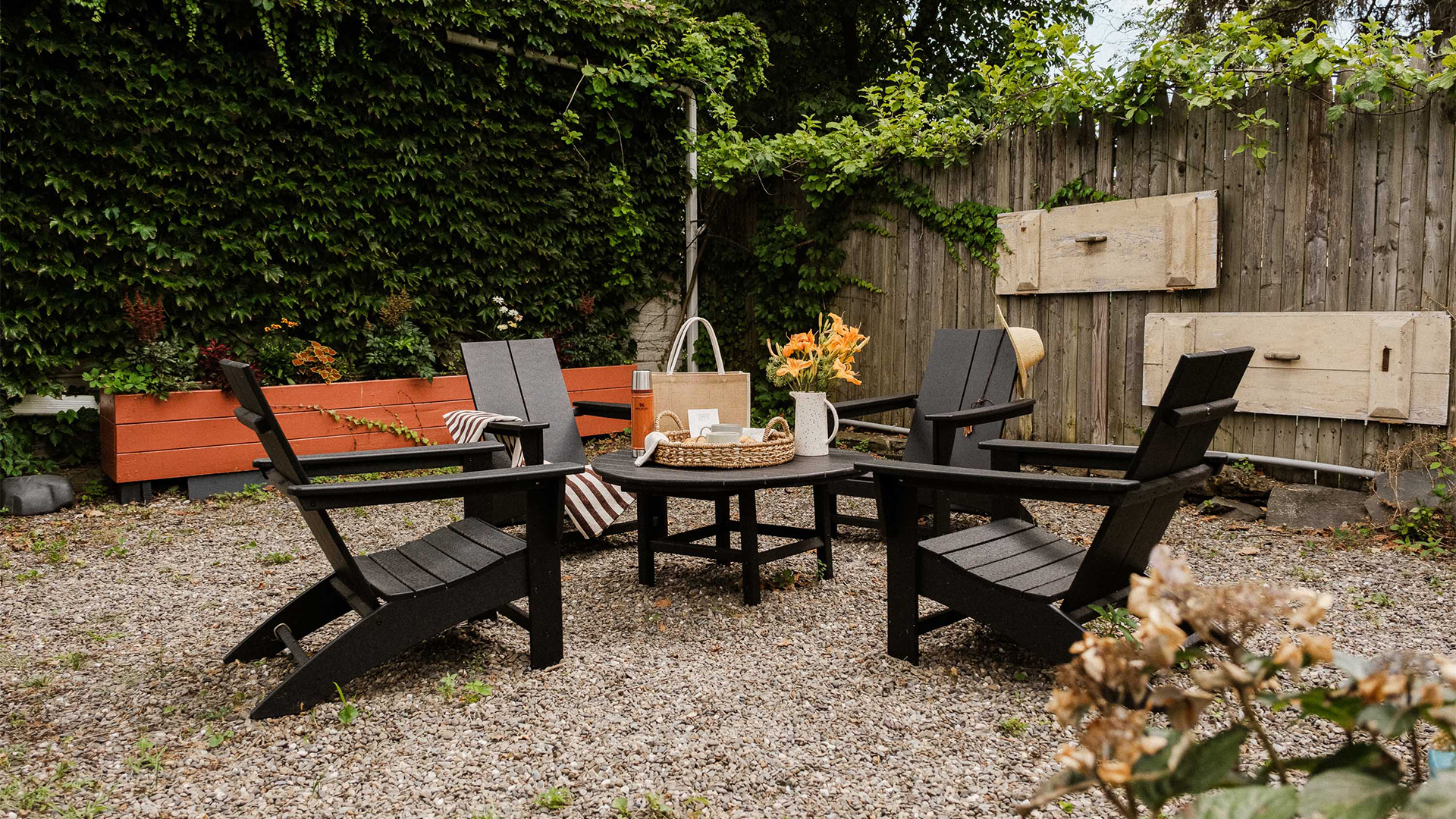 a group of chairs and a table in a yard