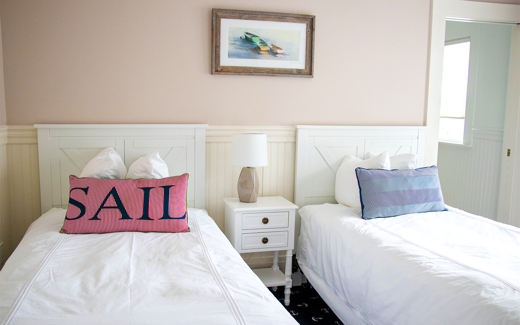 Two twin beds with pillows 