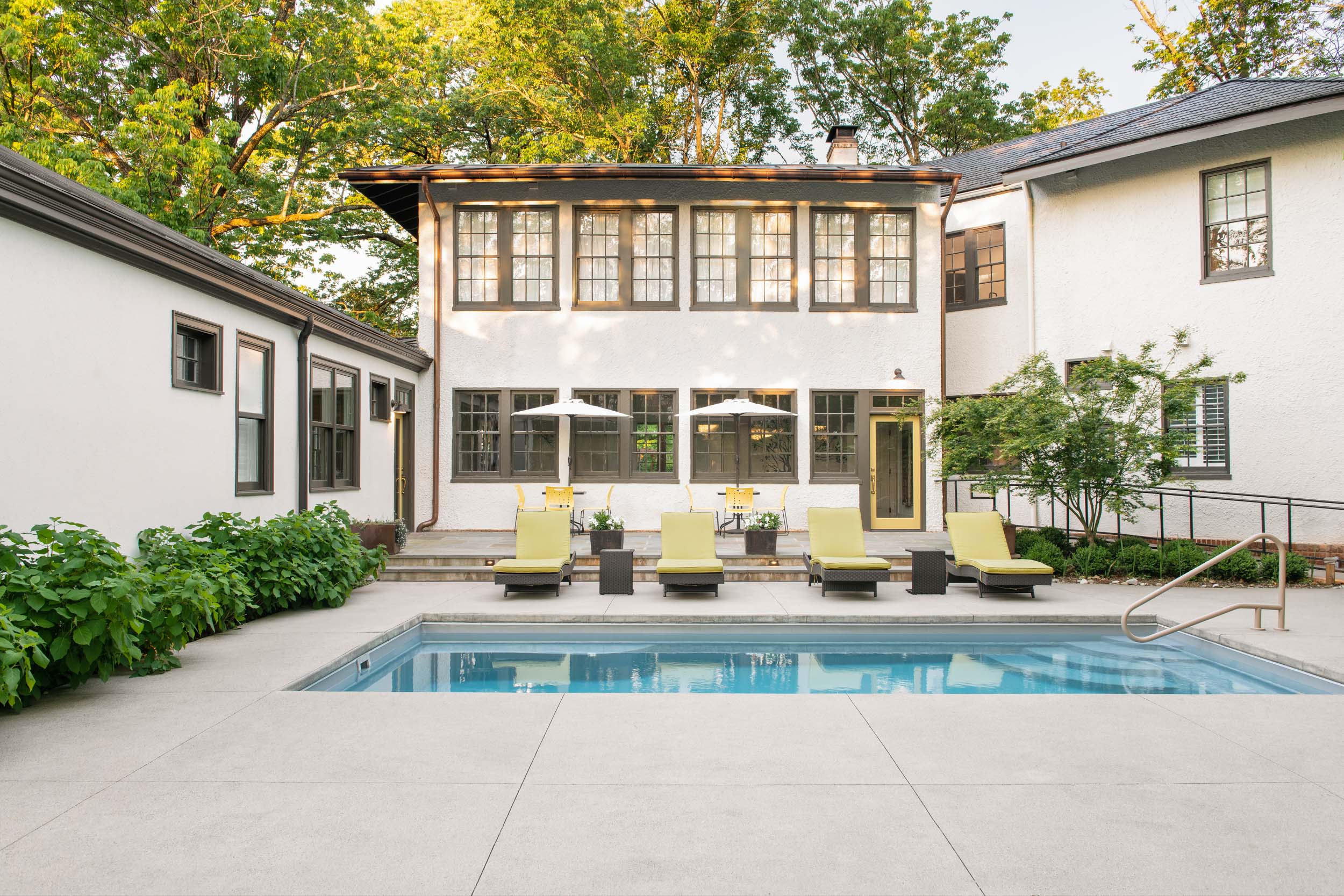 oakhurst pool with pool lounge chairs