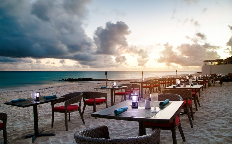 beachside dining restaurant set up
