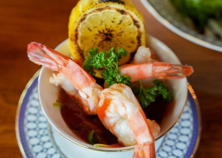 a bowl of shrimp and lemon