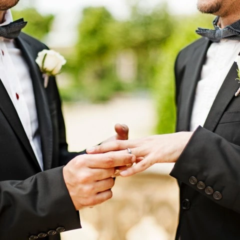2 grooms exchanging rings