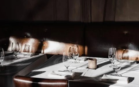 a table with glasses and napkins