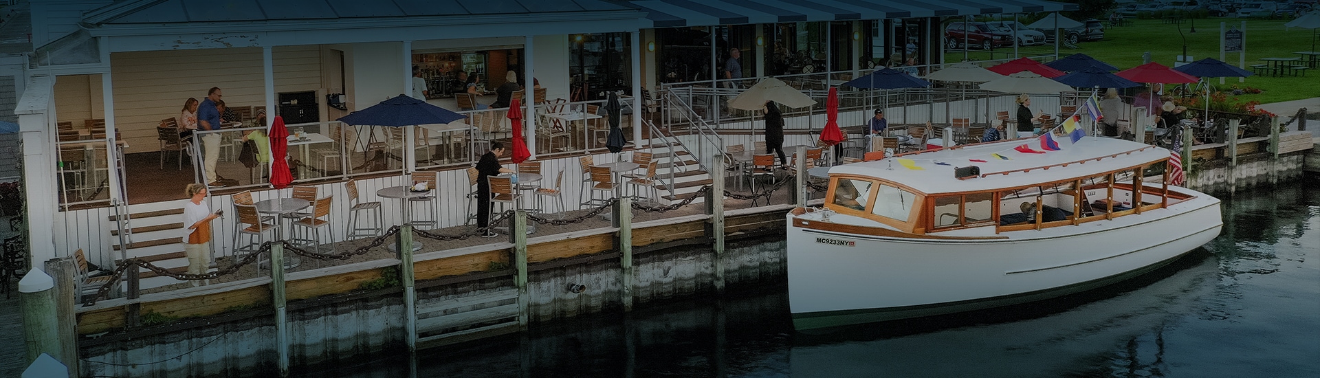 a boat docked at a restaurant