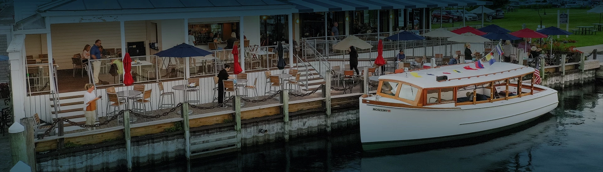 a boat docked at a restaurant