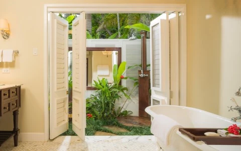a bathroom with a tub and a bathtub