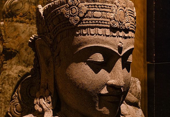 a statue of a person with a crown