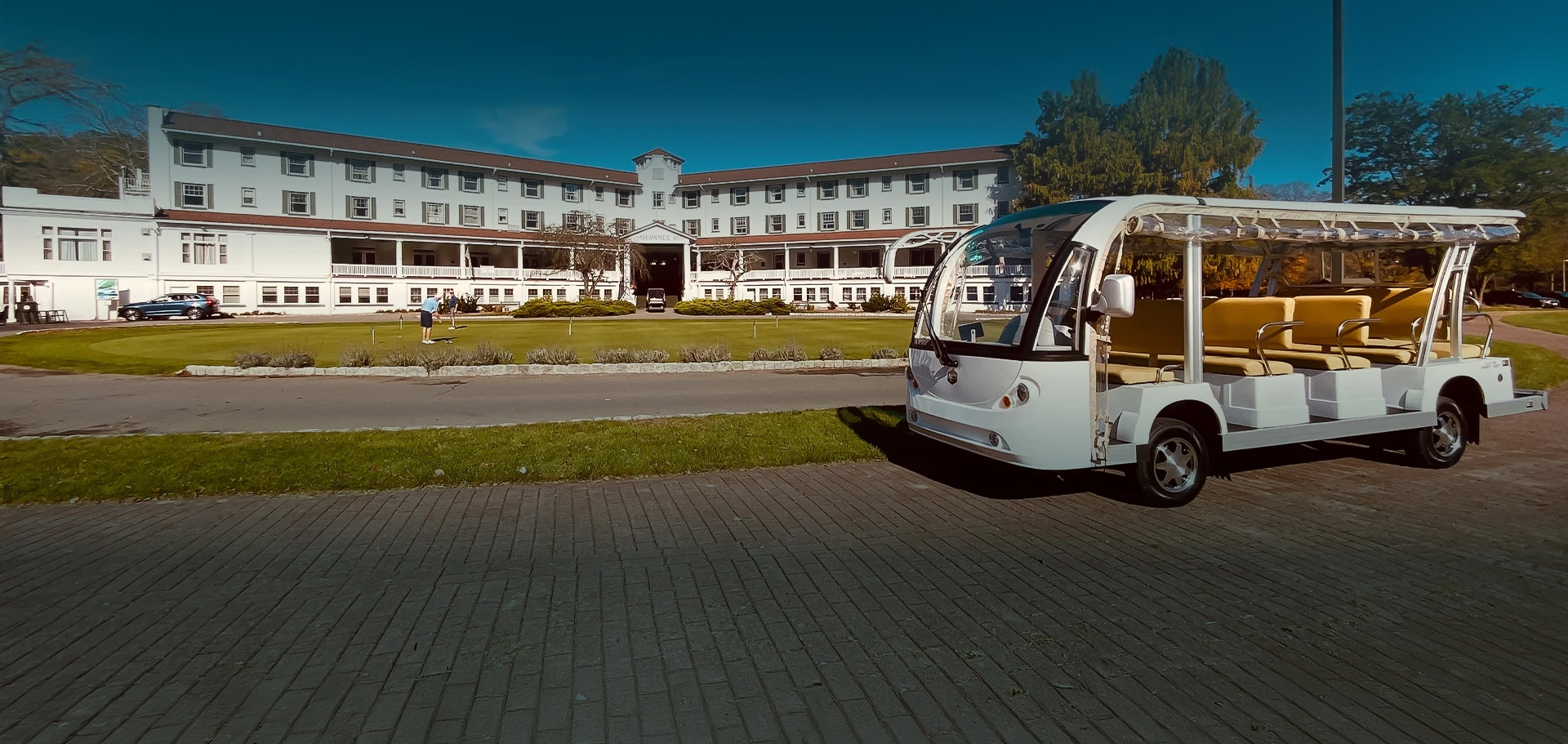a white vehicle parked in front of a building