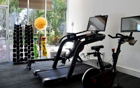 a exercise machine in a room