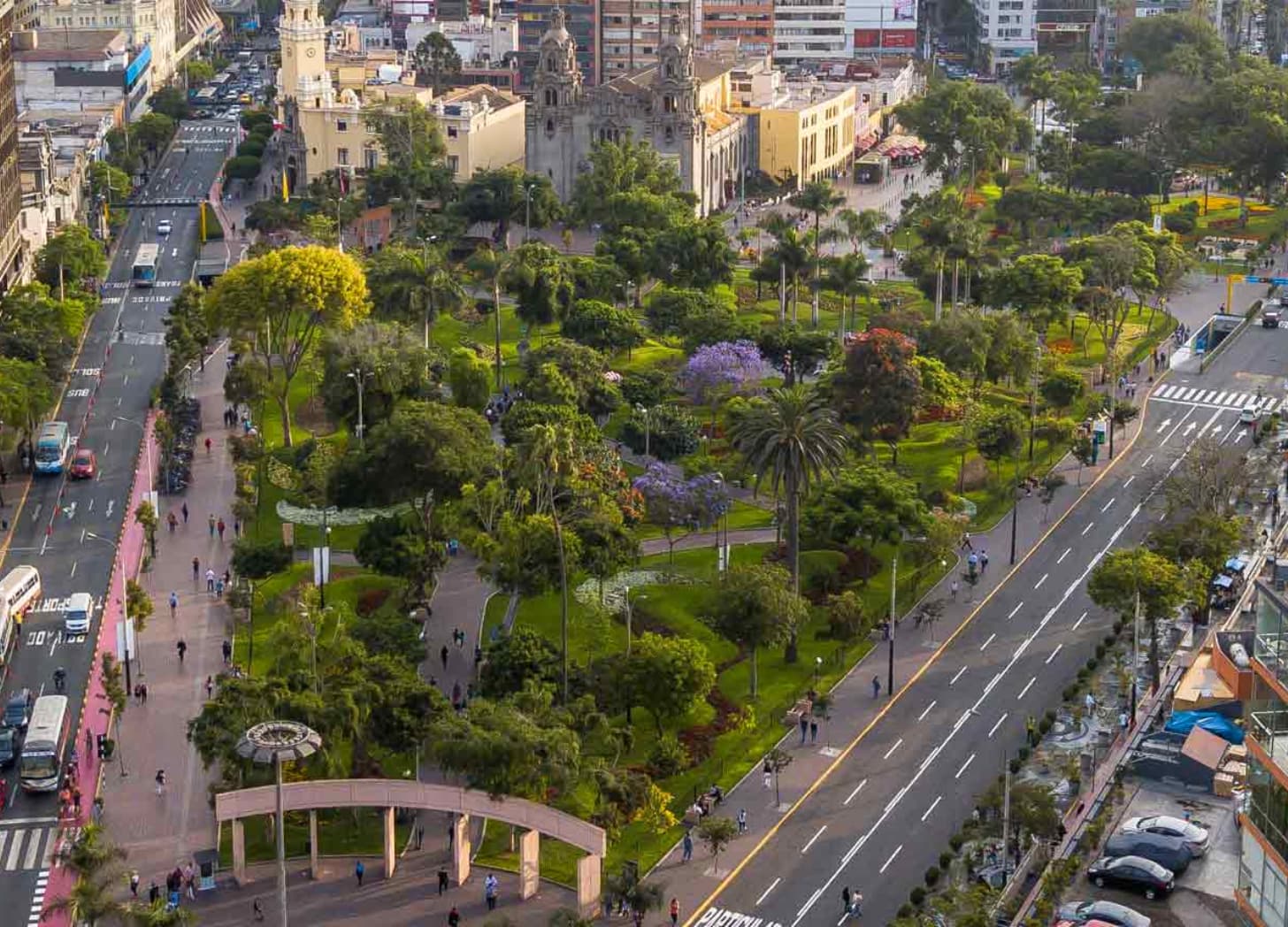 Post image for a city park with many people walking and walking