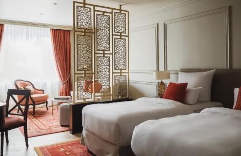 a room with two beds and a screen