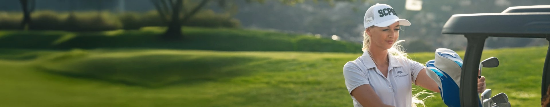 a blurry image of a green field