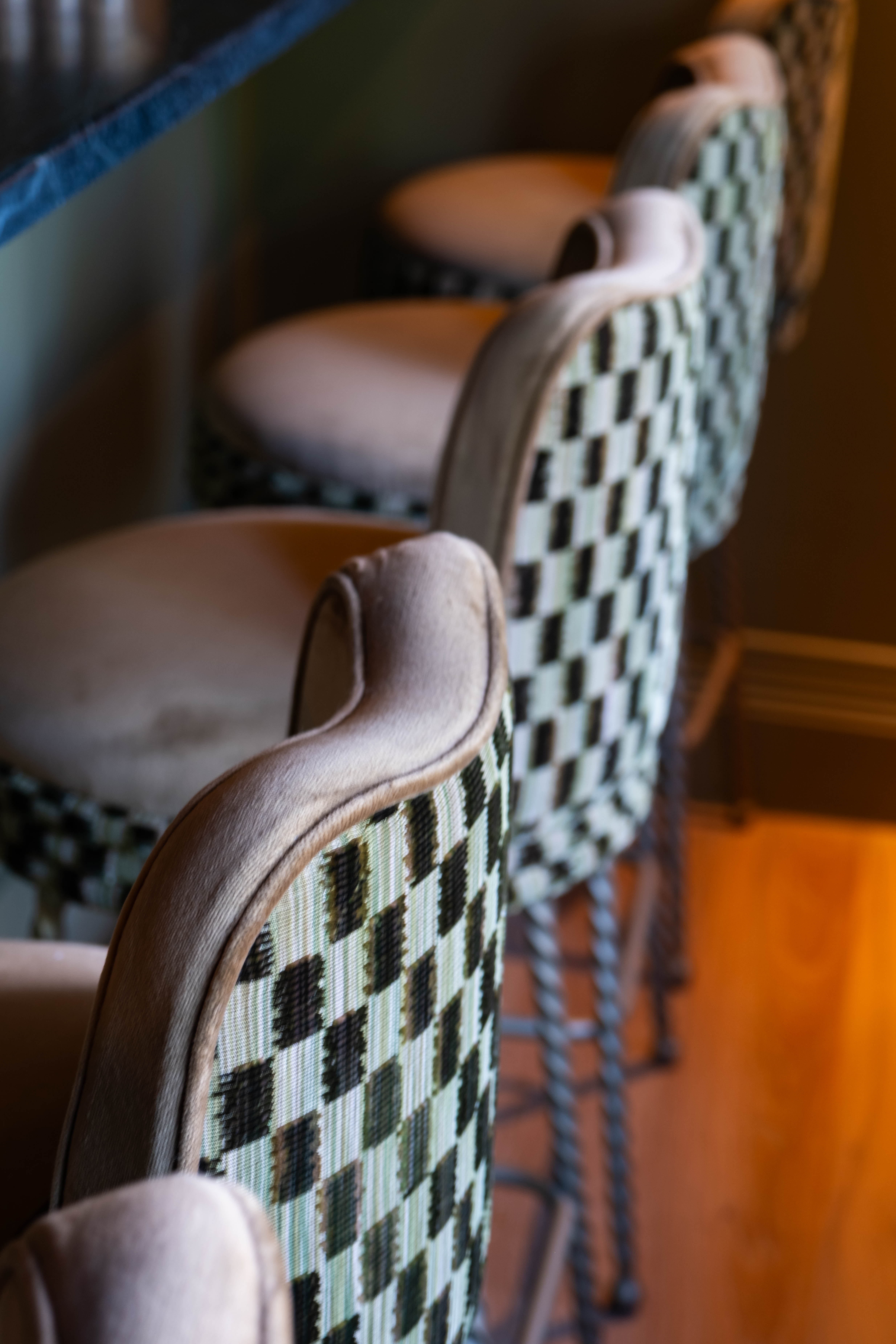a row of chairs in a row