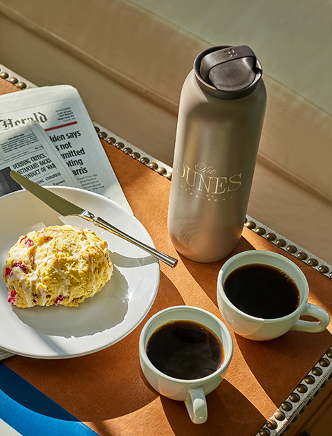 a tray with food and coffee cups on it