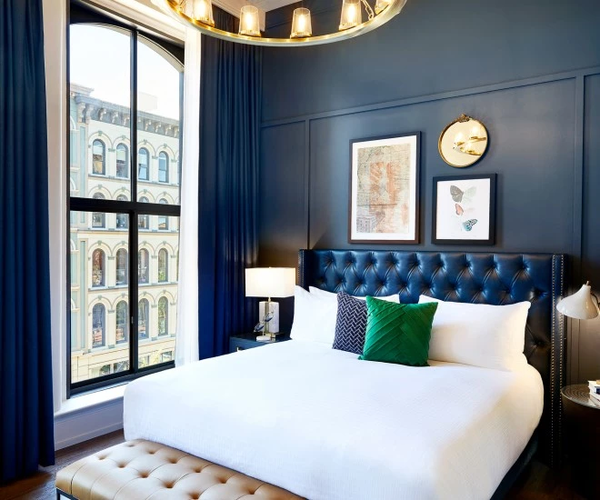 main street corner king room