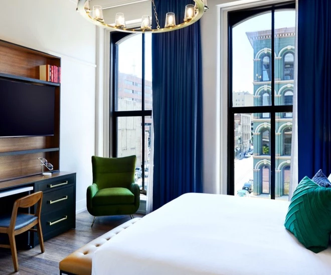 main street corner king room