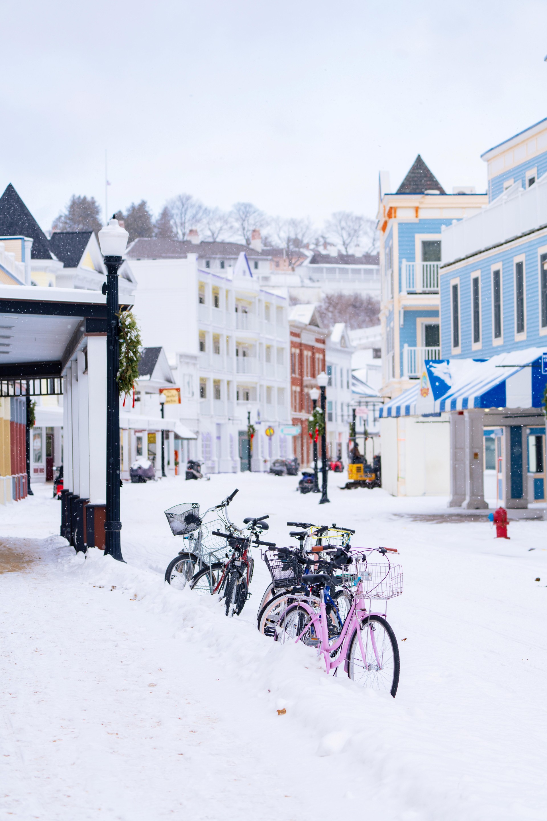 Snow-covered Mackinac Island in winter showing quiet streets, frozen Lake Huron, and the island’s peaceful off-season atmosphere