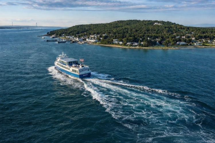 Sheplers Ferry approaching Mackinac Island