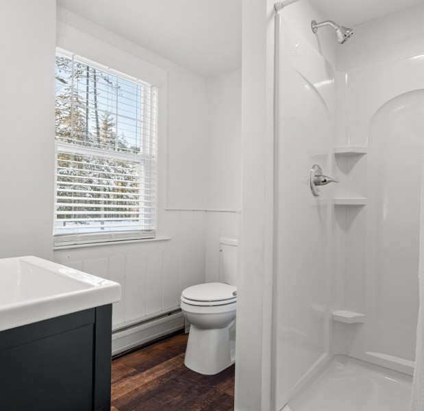 innandmore r14 bathroomx largebasicroom