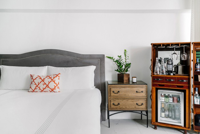 shr_nautilusmiamibeach_guestroom_twoqueen_studiosuite_standardbath