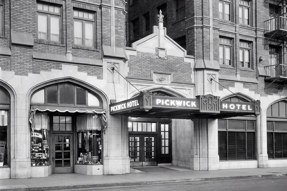 a hotel entrance with a sign