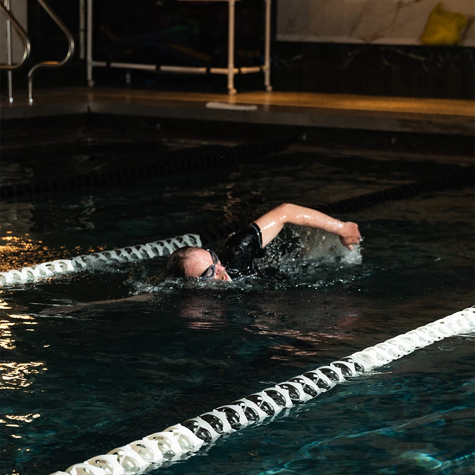 a person swimming in a pool