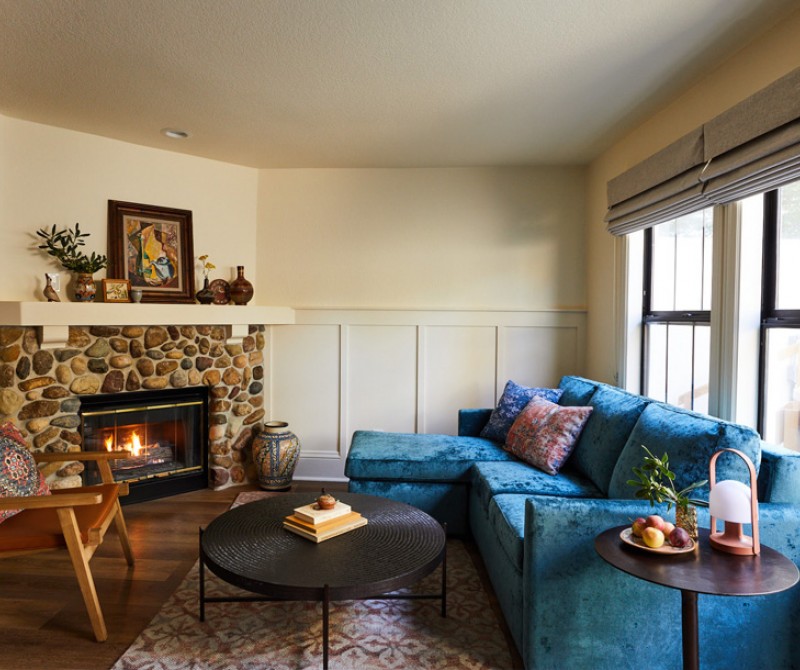cazadero guestroom seatiing with coffee table couch and fireplace