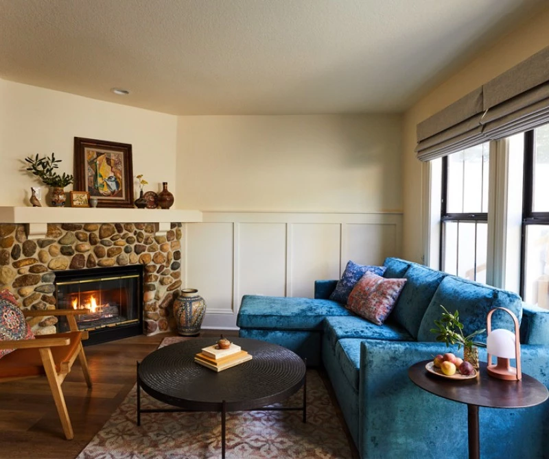 cazadero guestroom seatiing with coffee table couch and fireplace