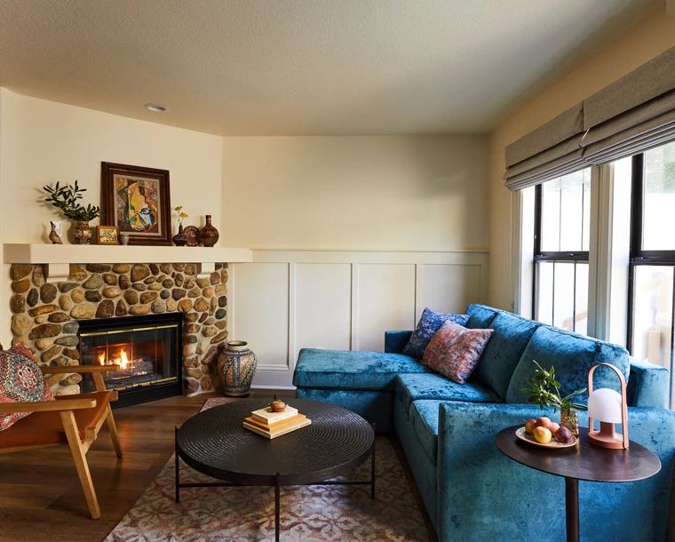cazadero guestroom seatiing with coffee table couch and fireplace