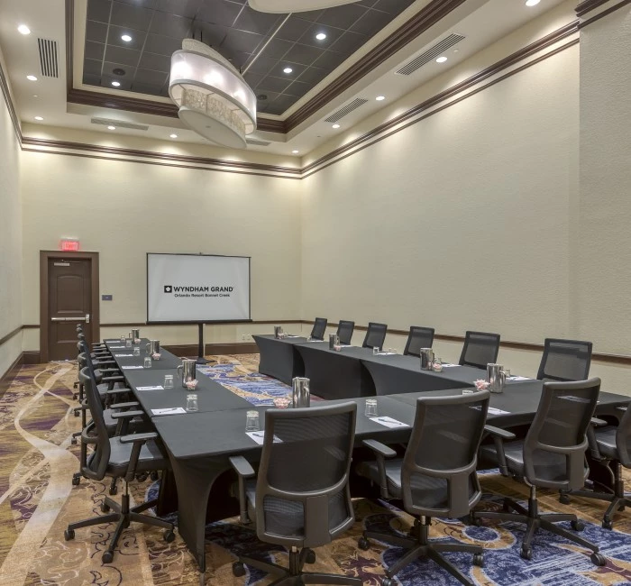 voyage meeting room with an L-shaped table and meeting chairs